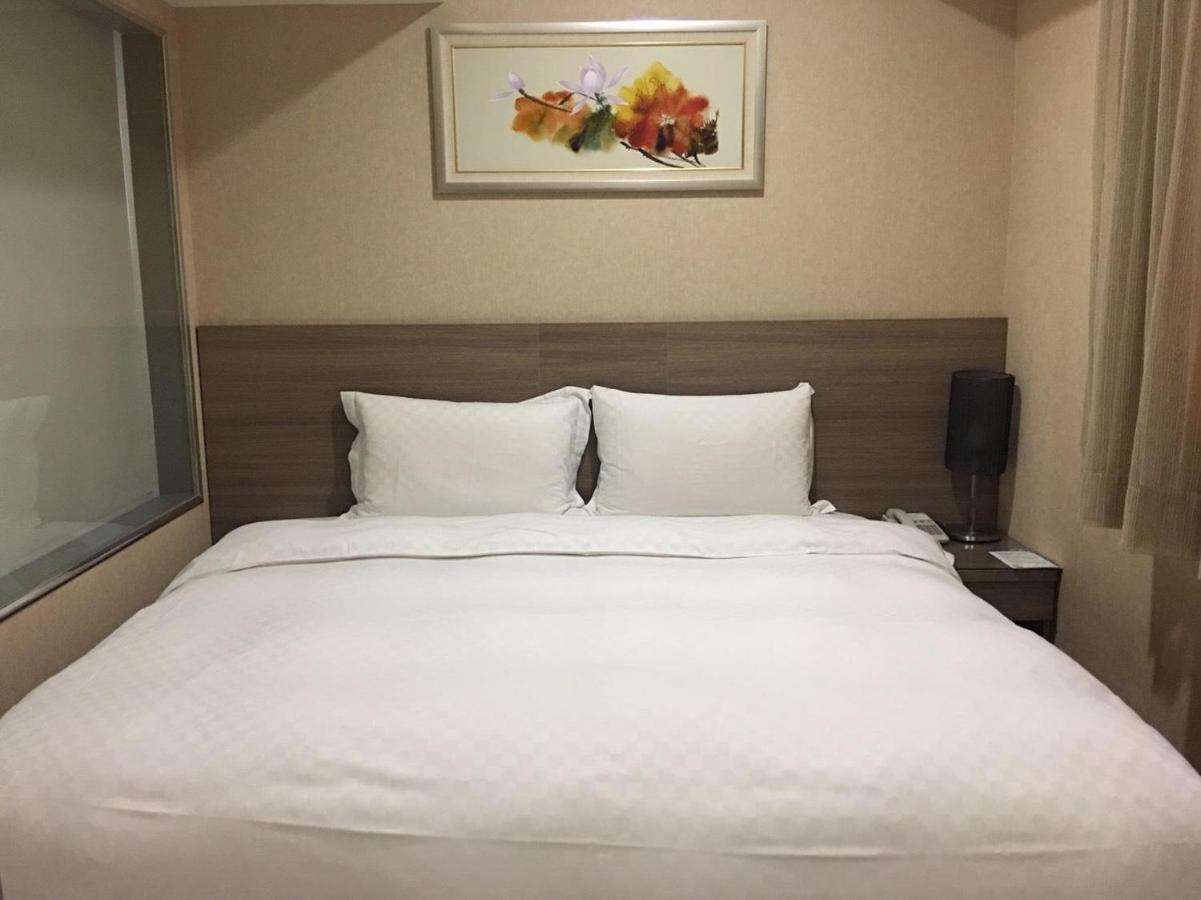 The Metro Hotel Тайчжун Экстерьер фото